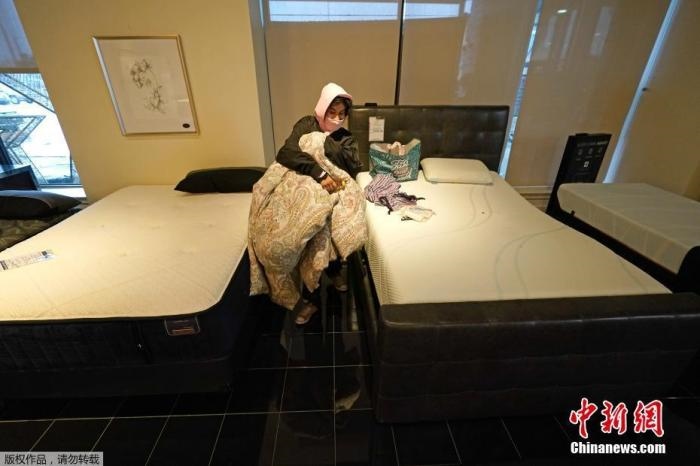當(dāng)?shù)貢r(shí)間2月17日，美國(guó)得州的一家畫(huà)廊兼家具店內(nèi)，大批民眾來(lái)此避寒取暖，其中不乏一些人帶著被子來(lái)過(guò)夜。美國(guó)近日遭遇極寒天氣侵襲，多地氣溫創(chuàng)近年新低，其中得州災(zāi)情最嚴(yán)重，暴風(fēng)雪導(dǎo)致電網(wǎng)在酷寒中癱瘓，約400萬(wàn)居民家中長(zhǎng)時(shí)間停電。美國(guó)國(guó)家氣象局表示，得州休斯敦等地的氣溫甚至比靠近北極圈的阿拉斯加還要低。