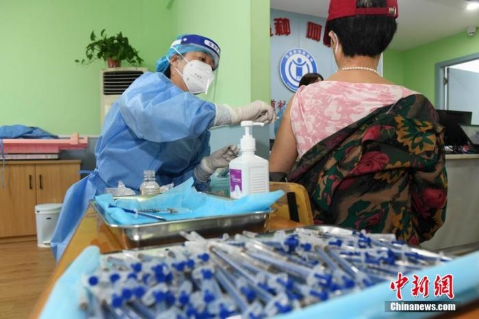 資料圖：市民來到醫(yī)院接種新冠疫苗。 楊華峰 攝