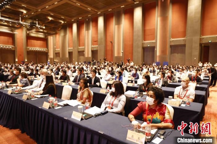 500余名專家學(xué)者、嘉賓代表以線上線下方式參加開幕式?！∈⒓样i 攝