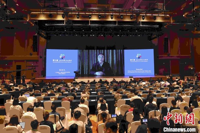 中國工程院院士、“人民英雄”國家榮譽(yù)稱號獲得者張伯禮通過視頻發(fā)表主旨演講?！∈⒓样i 攝