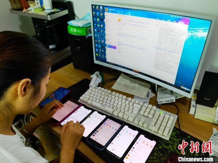 圖為網(wǎng)絡(luò)客服為網(wǎng)上“專車座套”客戶答疑釋惑?！巫雍?攝