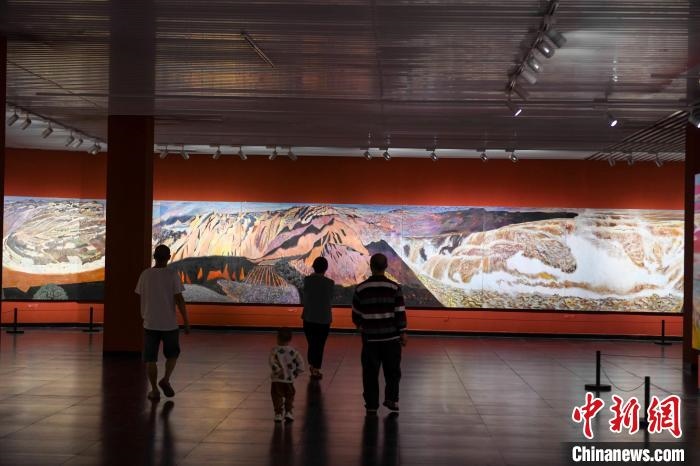 162米巨幅油畫長卷《黃河》吸引市民駐足觀看?！钊A峰 攝