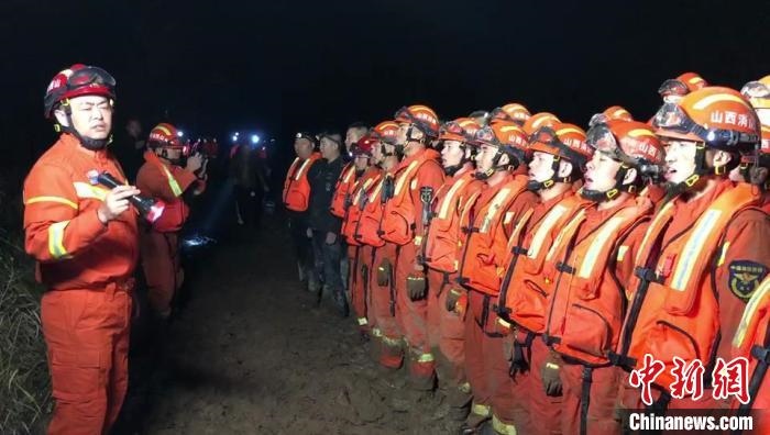 平遙縣消防救援大隊大隊長龔宇作總攻發(fā)起前的動員。　閆旭輝 攝