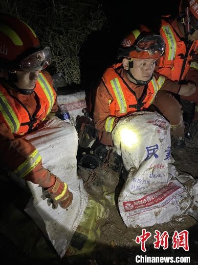 短暫修整期間，消防員脫掉鞋襪，用編織袋套住腿腳保暖?！￠Z旭輝 攝