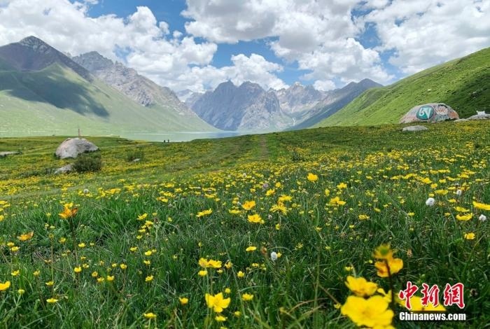 位于青海省果洛藏族自治州久治縣的年保玉則意為“神圣不可侵犯的地方”，山形如蓮花，總面積3469平方公里，保存有冰蝕地貌、冰磧地貌、現(xiàn)代冰川等地質(zhì)遺跡，有“天神后花園”之稱。
<a target='_blank' href='http://www.chinanews.com/'>中新社</a>記者 孫睿 攝