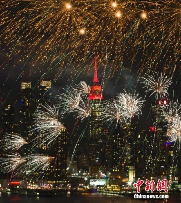 　　2018年，中國(guó)駐紐約總領(lǐng)事館前的哈德遜河上空燃放起焰火，慶祝中國(guó)狗年春節(jié)。