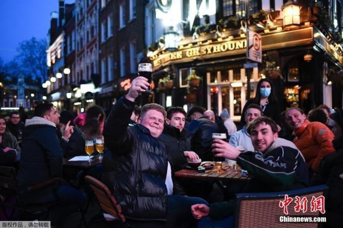 當?shù)貢r間2021年4月12日，英國進入放松疫情封鎖措施的第二階段。商鋪、理發(fā)店、健身房等被允許重新開張，酒吧和餐館也可以在室外營業(yè)。據(jù)悉，酒吧解封的第一晚，倫敦大批民眾在市中心喝酒跳舞，場面宛如狂歡節(jié)。