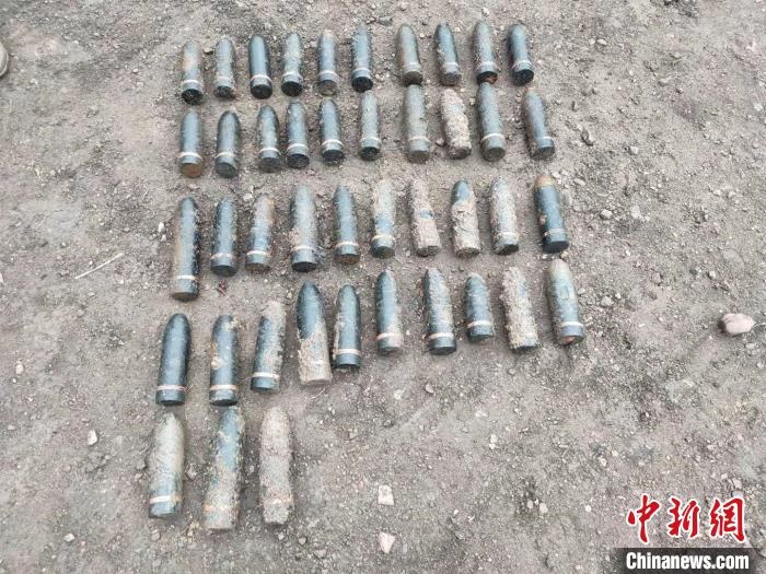 圖為發(fā)現(xiàn)的遺留炮彈?！√厝崭駱?lè) 攝