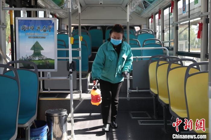 工作人員正在對公交車進行消殺。　于晶 攝