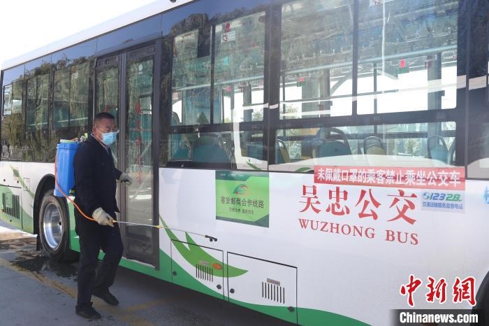 工作人員正在對公交車進行消殺?！∮诰?攝
