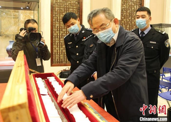 山東博物館館長鄭同修介紹涉案文物龍首錯銀木柲銅杖?！≮w曉 攝