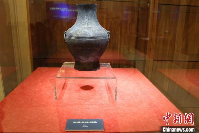 二級文物戰(zhàn)國時期漆蓋云紋銅壺?！≮w曉 攝