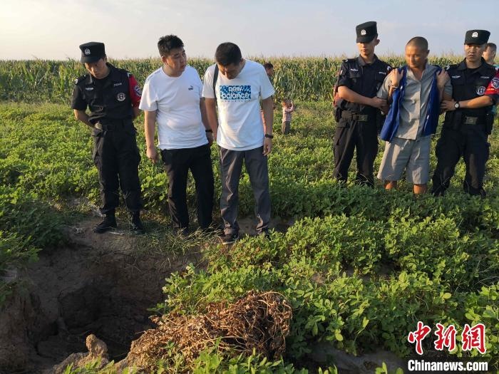 資料圖：犯罪嫌疑人辨認(rèn)作案現(xiàn)場。　嘉祥縣公安局供圖