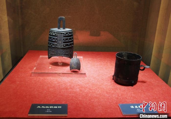 二級文物西漢鳳鳥紋銅編鐘、漆蓋銅卮?！≮w曉 攝