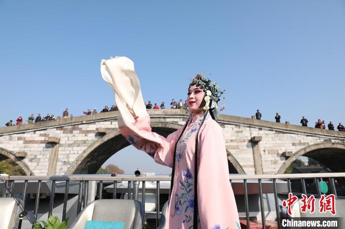 2019京杭對話的大運(yùn)河京杭雅集活動中，浙江昆劇團(tuán)國家一級演員楊崑在中國大運(yùn)河(杭州段)上進(jìn)行表演?！⌒燔?攝 攝