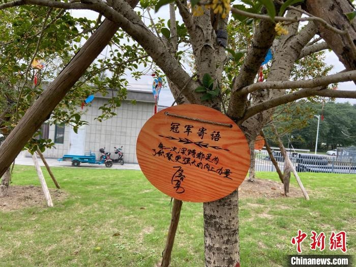 石智勇寫下的寄語?！×植?攝