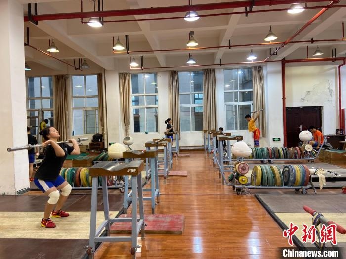 石智勇的師弟師妹們訓練場景?！×植?攝