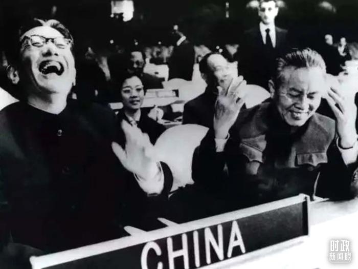 △1971年11月15日，以外交部副部長喬冠華(左一)為團長、黃華(右一)為副團長的中國代表團，首次出現(xiàn)在聯(lián)合國大會上。(資料圖)