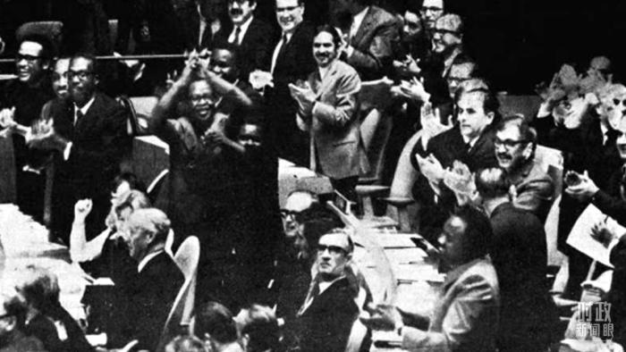 △第2758號決議通過后，現(xiàn)場爆發(fā)出熱烈歡呼聲。(資料圖)