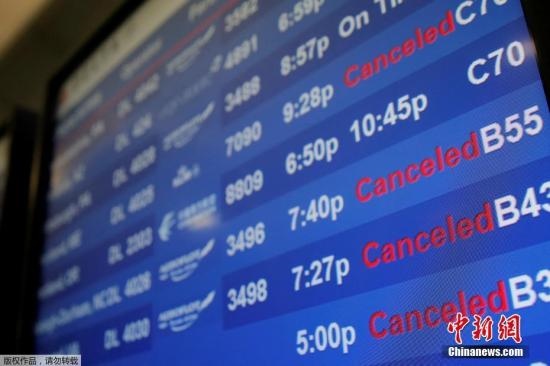 水管破裂造成第四航站樓的多家航班延誤或取消。圖為航站樓內(nèi)的電子公告牌顯示航班信息。