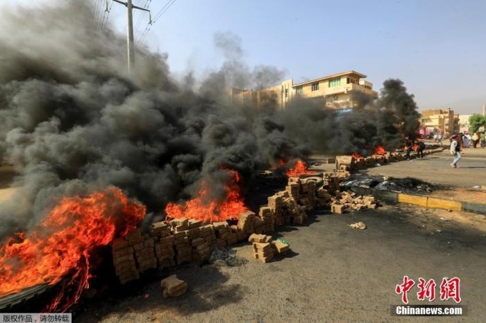 當(dāng)?shù)貢r(shí)間10月25日，蘇丹局勢(shì)發(fā)生突變，過渡政府總理被“綁架”，政府部長被軍方抓捕，國家進(jìn)入緊急狀態(tài)，大量民眾走上街頭對(duì)軍方行動(dòng)進(jìn)行抗議，已有7人在抗議活動(dòng)中死亡，140人受傷。圖為抗議活動(dòng)中燃燒的輪胎。