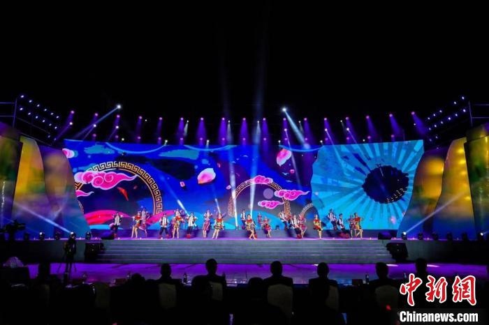 圖為中國·重慶秀山第二屆“金山銀山”文化旅游節(jié)開幕現(xiàn)場(chǎng)?！⌒闵娇h文旅委供圖