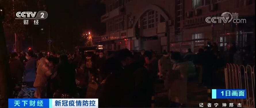 校門口等待的家長(zhǎng)