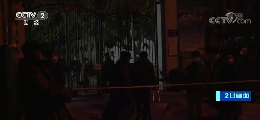 進(jìn)入校園的家長(zhǎng)