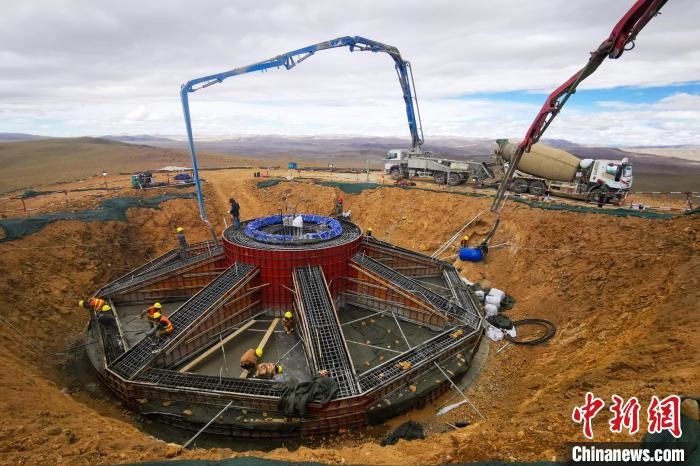 資料圖為該風(fēng)電場(chǎng)建設(shè)現(xiàn)場(chǎng)?！≈袊娊瘓F(tuán)成都勘測(cè)設(shè)計(jì)研究院有限公司 供圖