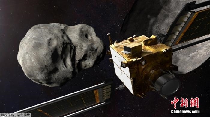 當(dāng)?shù)貢r(shí)間11月4日，法新社公布了兩張來自美國宇航局的太空效果圖，畫面顯示一艘宇宙飛船從小行星后面進(jìn)行撞擊。據(jù)悉，美國宇航局計(jì)劃讓一艘以每小時(shí)24000公里的速度飛行的宇宙飛船撞上一顆小行星以進(jìn)行“行星防御”測試，雖然地球尚且沒有面臨如此緊迫的危險(xiǎn)。