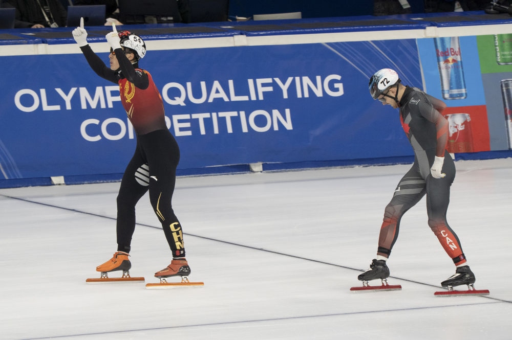 11月20日，任子威(左)在比賽后慶祝。新華社發(fā)(弗爾季·奧蒂洛 攝)