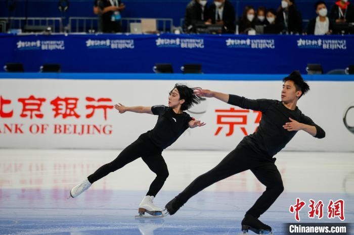 圖為隋文靜、韓聰在測(cè)試賽期間進(jìn)行官方訓(xùn)練 王洋 攝