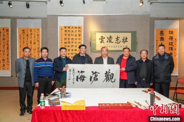 圖為百名將軍書畫展活動(dòng)現(xiàn)場?！∷涡憬?攝 攝