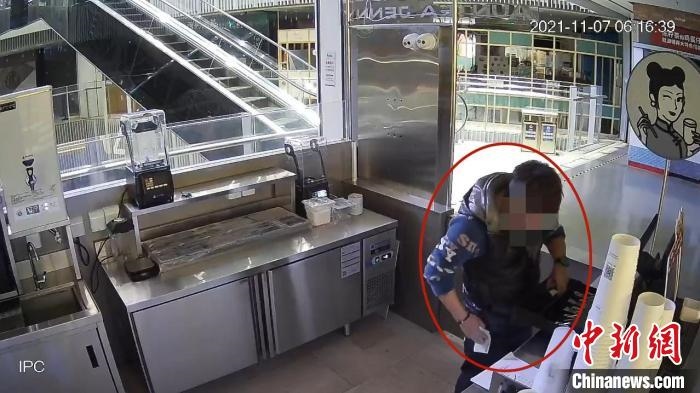 嫌疑人實施犯罪行為的監(jiān)控視頻?！↑S浦公安供圖