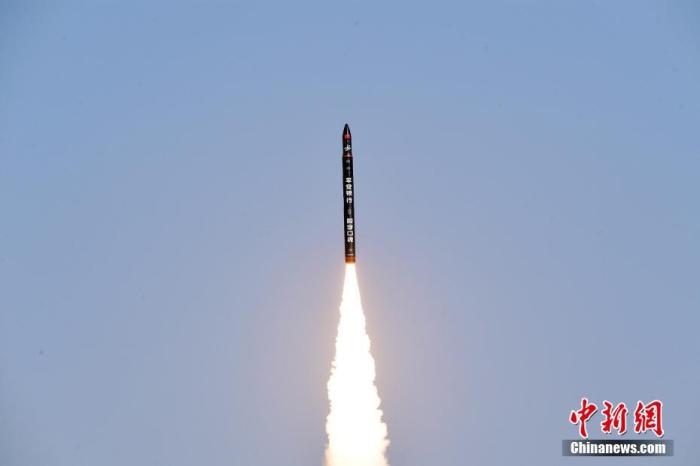 北京時間2021年12月7日12時12分，谷神星一號遙二運(yùn)載火箭在中國酒泉衛(wèi)星發(fā)射中心成功發(fā)射升空，將搭載的天津大學(xué)一號、麗澤一號、寶醞號、金紫荊五號、金紫荊一號03星等5顆小衛(wèi)星順利送入預(yù)定軌道，發(fā)射任務(wù)獲得圓滿成功。汪江波 攝