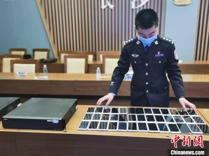 民警展示作案工具?！￠L(zhǎng)沙市公安局供圖