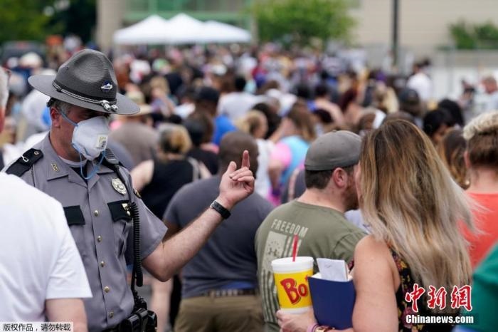 當(dāng)?shù)貢r(shí)間6月17日，美國(guó)肯塔基州國(guó)會(huì)大樓外，上千名在疫情期間失業(yè)的美國(guó)民眾在此排隊(duì)等候進(jìn)入大樓。據(jù)悉肯塔基州在疫情期間開設(shè)了臨時(shí)失業(yè)辦公室。