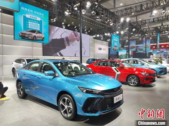 長(zhǎng)沙國(guó)際車展上展出的汽車?！√菩∏?攝