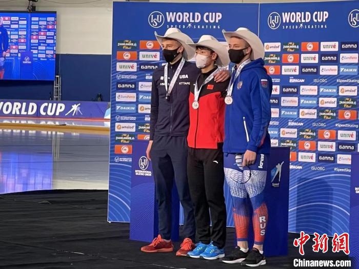 寧忠?guī)r在頒獎儀式上。　黑龍江省體育局提供