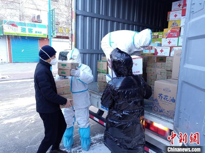 圖為滿洲里物資保障巡回補(bǔ)給車隊(duì)配貨現(xiàn)場(chǎng)?！∏靥饌?攝