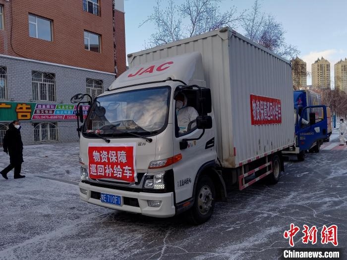 圖為滿洲里物資保障巡回補(bǔ)給車隊(duì)配貨現(xiàn)場(chǎng)。　秦甜偉 攝