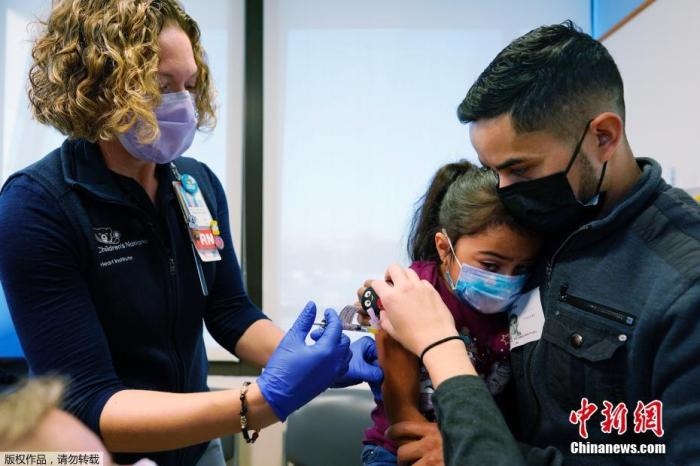 資料圖：當(dāng)?shù)貢r(shí)間11月3日，美國(guó)華盛頓，國(guó)立兒童醫(yī)院為孩子接種疫苗。美國(guó)新冠疫苗接種進(jìn)入了一個(gè)新階段，數(shù)百萬(wàn)名小學(xué)生現(xiàn)在可以接種疫苗。