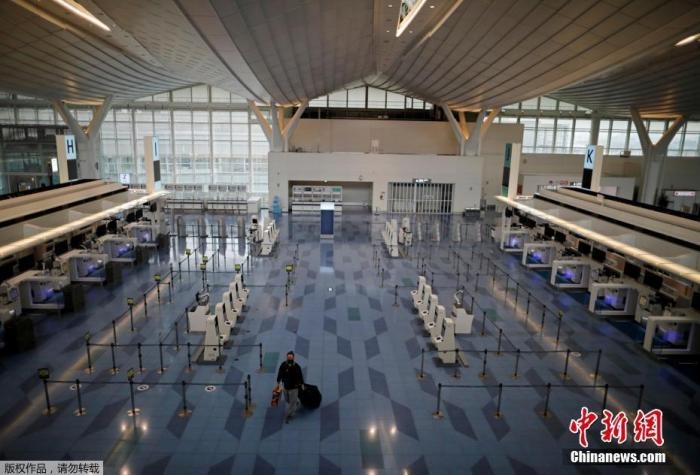資料圖：日本東京，東京國際機場，一名乘客在國際航班航站樓的登機區(qū)。