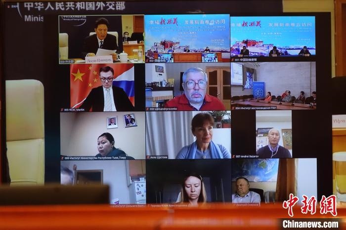 “幸福新西藏、發(fā)展新畫(huà)卷”云訪(fǎng)問(wèn)活動(dòng)在拉薩、北京、莫斯科等地同時(shí)舉行。　冉文娟 攝