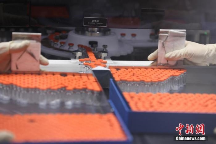 資料圖：北京科興中維生物技術(shù)有限公司生產(chǎn)線上的疫苗。 <a target='_blank' href='/'>中新社</a>記者 蔣啟明 攝 　