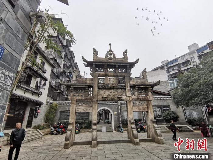 “道冠古今”牌坊?！×荷?攝