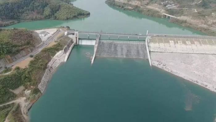 　　圖1 2021年12月7日，督察組使用無人機(jī)拍攝，保護(hù)區(qū)實驗區(qū)內(nèi)的八吝大壩已建成，且未設(shè)置過魚設(shè)施