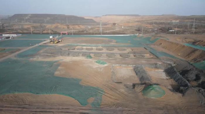 2021年12月11日，督察組使用無人機(jī)拍攝，神木市蘭炭產(chǎn)業(yè)特色園區(qū)檸條塔片區(qū)廢水集中處理設(shè)施僅完成部分基礎(chǔ)建設(shè)