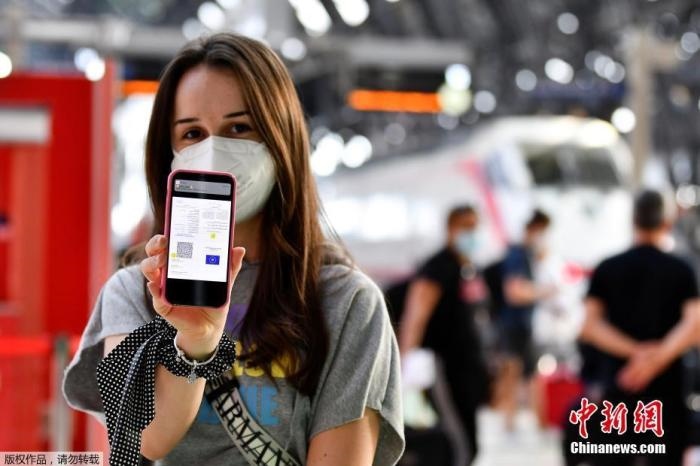 當?shù)貢r間2021年9月1日，意大利米蘭，乘客在火車站出示的健康證明。