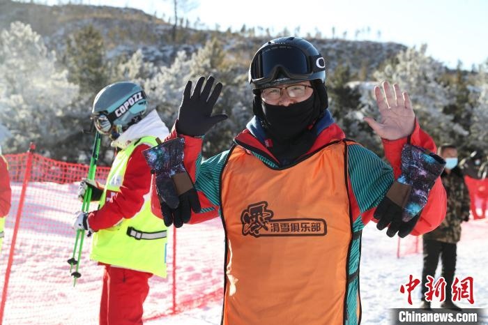 圖為滑雪場現(xiàn)場?！≡S婷 攝